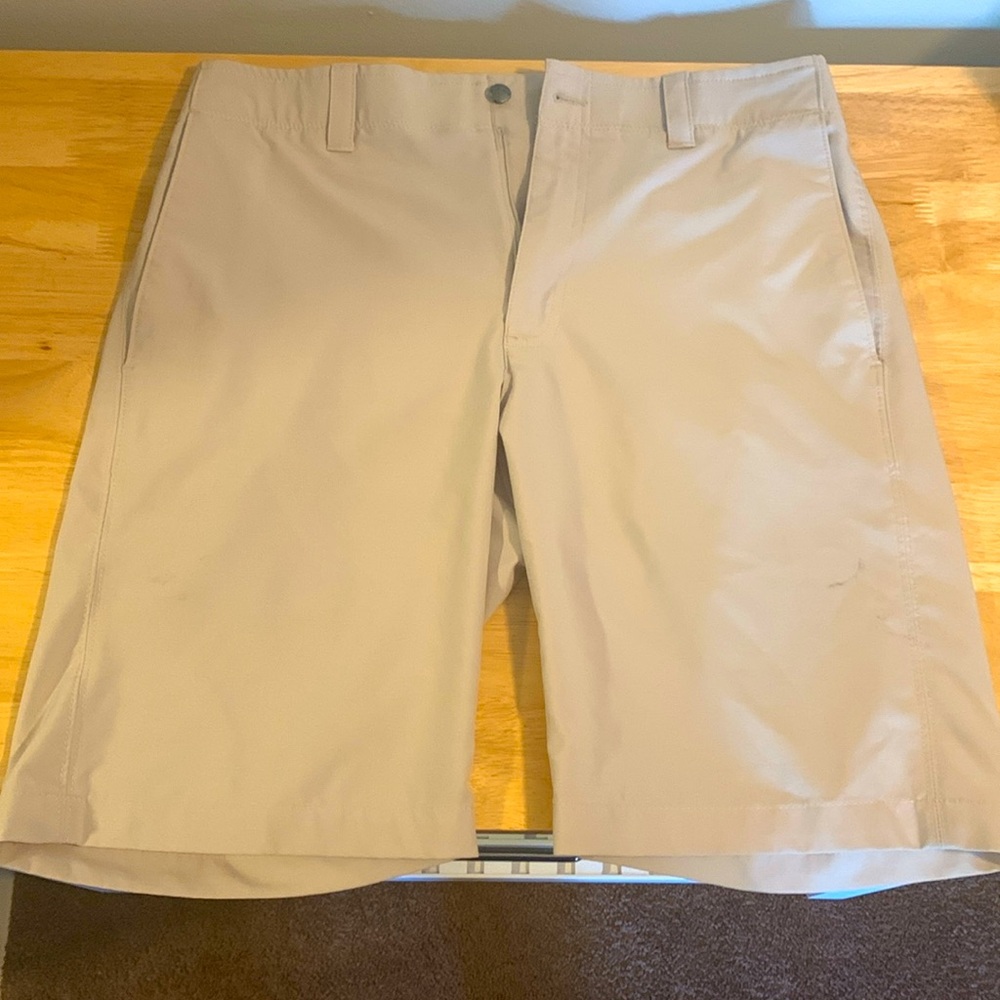 Callaway Mens shorts Size 32: 94% polyester 6% elastane